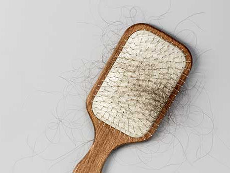 Bürste mit vielen ausgefallenen Haaren