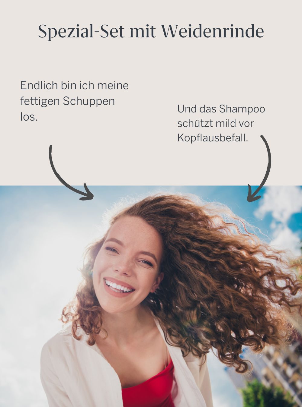 Glückliche Frau mit schuppenfreien Haaren lächelt in die Kamera