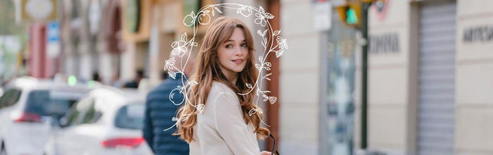 Frau läuft in der Stadt