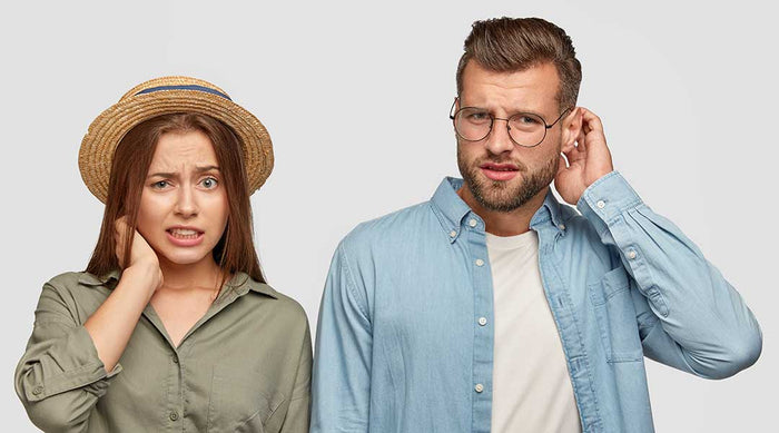 Paar schaut fragend in die Kamera: Sind Schuppen ansteckend?