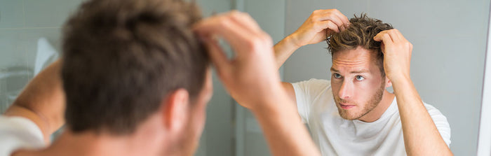 Mann mit Schuppen im Spiegel